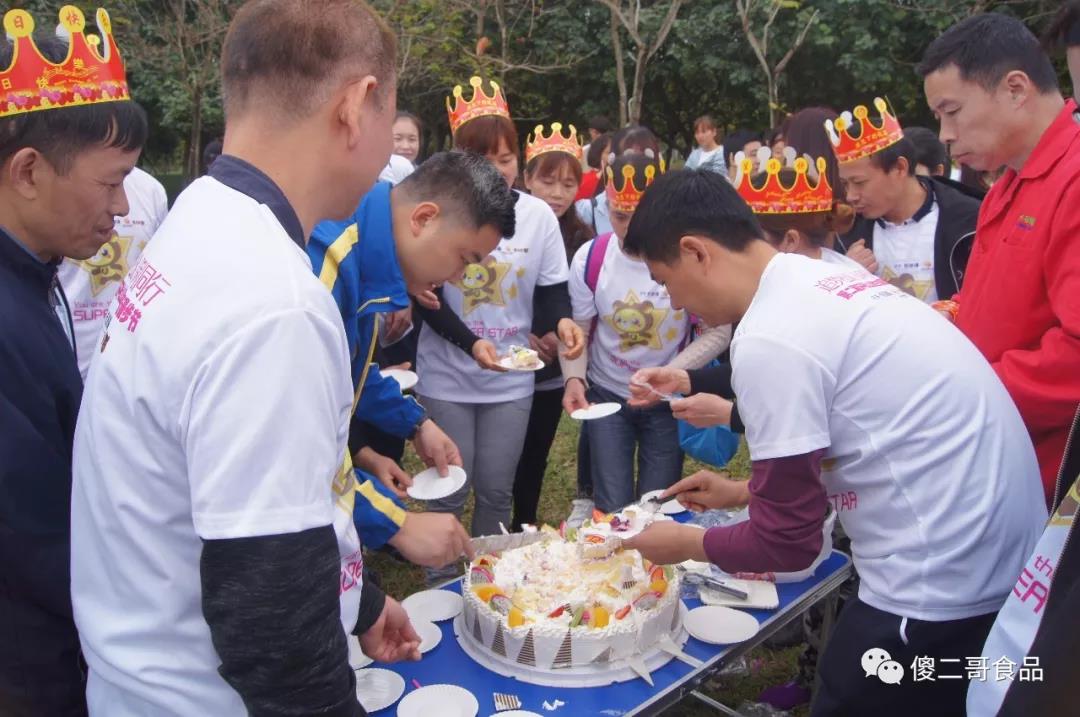 傻二哥參加“追夢松湖，保利同行”環生態園漫步節活動-切生日蛋糕